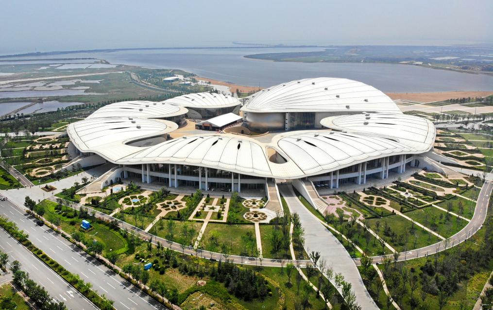 位于中国－上海合作组织地方经贸合作示范区的青岛·上合之珠国际博览中心（2024年7月18日摄，无人机照片）。新华社记者李紫恒 摄