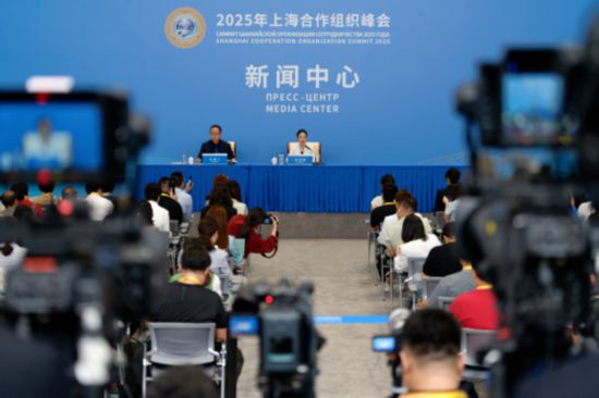   8月30日，在天津梅江國際會展中心，2025年上海合作組織峰會新聞中心舉行上合組織睦鄰友好合作委員會吹風會，上海合作組織睦鄰友好合作委員會秘書長左洪波介紹該組織民間交往與合作，以及睦委會推進該組織民間外交工作情況，並回答記者提問。 新華社記者 張笑宇 攝