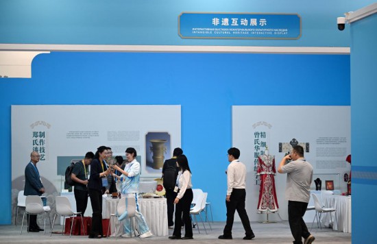 　8月28日，媒体记者在新闻中心非遗互动展示区了解非遗技艺。新华社记者 赵子硕 摄