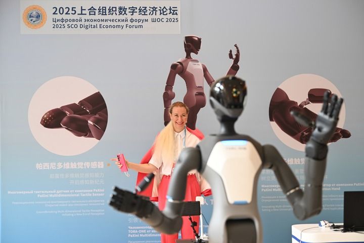 参会嘉宾在2025上合组织数字经济论坛上体验操控人形机器人（2025年7月11日摄）。新华社记者 李然 摄