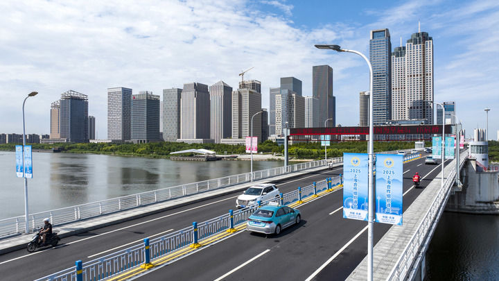 在天津市滨海新区，道路旁的路灯上悬挂着“2025上海合作组织峰会”等标识（2025年8月22日摄）。新华社记者 赵子硕 摄